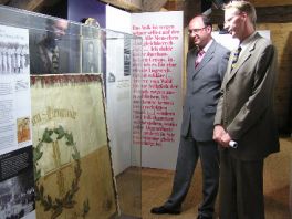 Die historische Fahne des TSV wird an das Heimatmuseum als „Dauerleihgabe“ übergeben